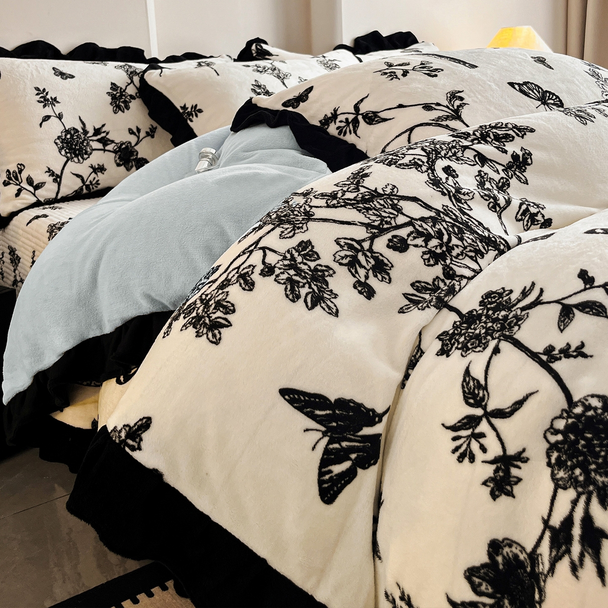 91家纺网 家纺一手货源 找家纺 安哆啦家纺 2025新款法式赫本风牛奶绒床盖四件套 蓝梦里