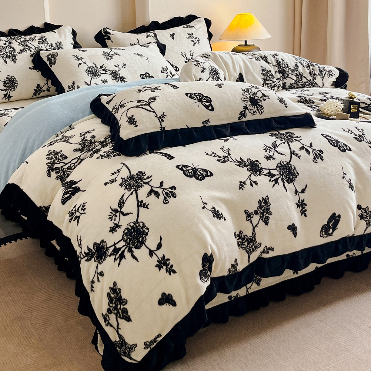 91家纺网 家纺一手货源 找家纺 安哆啦家纺 2025新款法式赫本风牛奶绒床盖四件套 蓝梦里