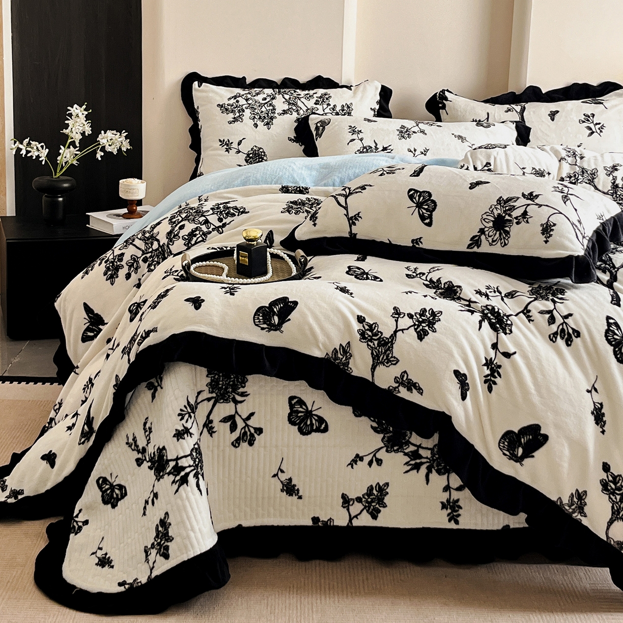 91家纺网 家纺一手货源 找家纺 安哆啦家纺 2025新款法式赫本风牛奶绒床盖四件套 蓝梦里