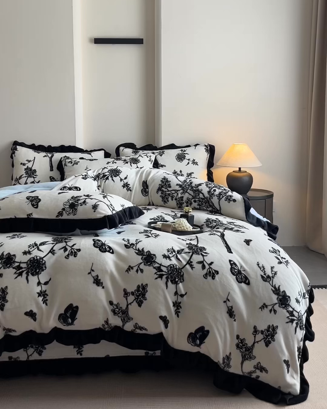 91家纺网 家纺一手货源 找家纺 安哆啦家纺 2025新款法式赫本风牛奶绒床盖四件套 蓝梦里