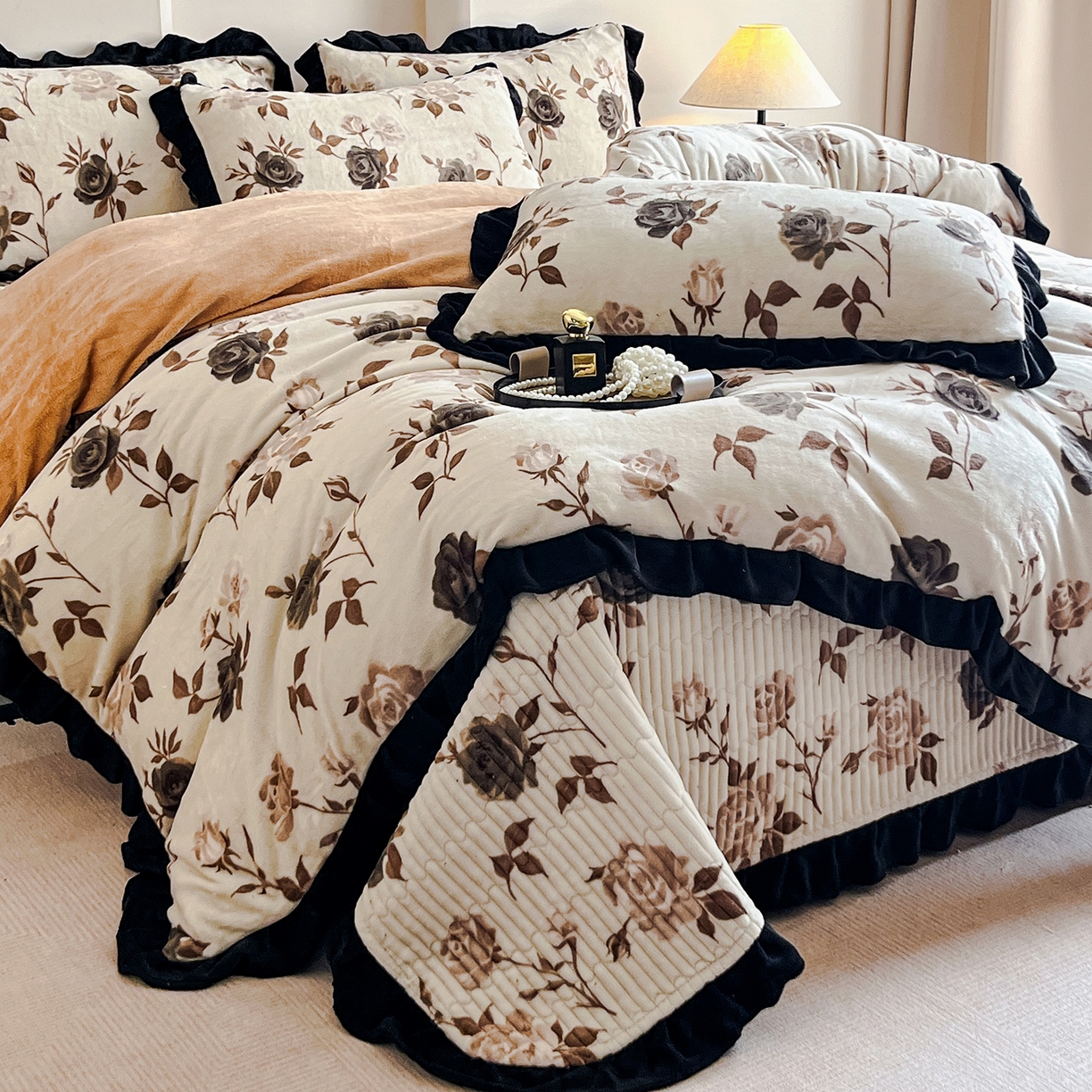 安哆啦家纺 2025新款法式赫本风牛奶绒床盖四件套 玫瑰的诗