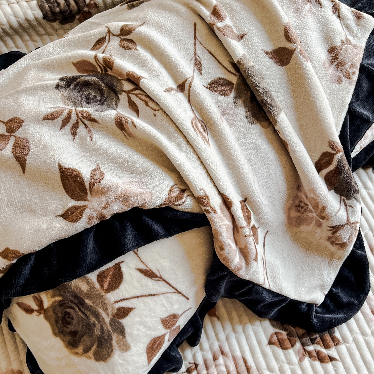 91家纺网 家纺一手货源 找家纺 安哆啦家纺 2025新款法式赫本风牛奶绒床盖四件套 玫瑰的诗