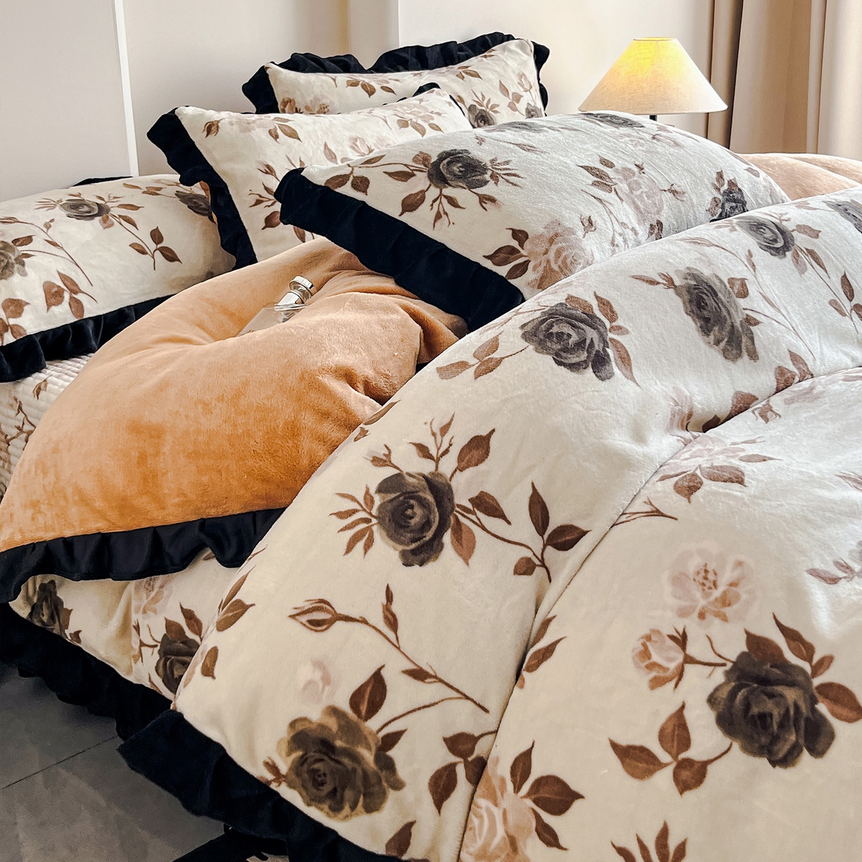 91家纺网 家纺一手货源 找家纺 安哆啦家纺 2025新款法式赫本风牛奶绒床盖四件套 玫瑰的诗