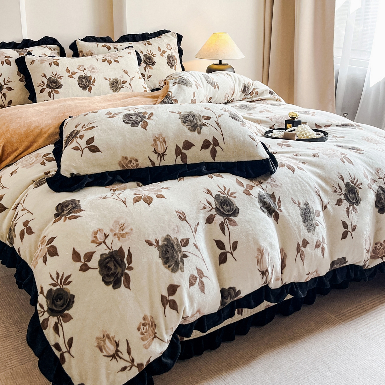 91家纺网 家纺一手货源 找家纺 安哆啦家纺 2025新款法式赫本风牛奶绒床盖四件套 玫瑰的诗