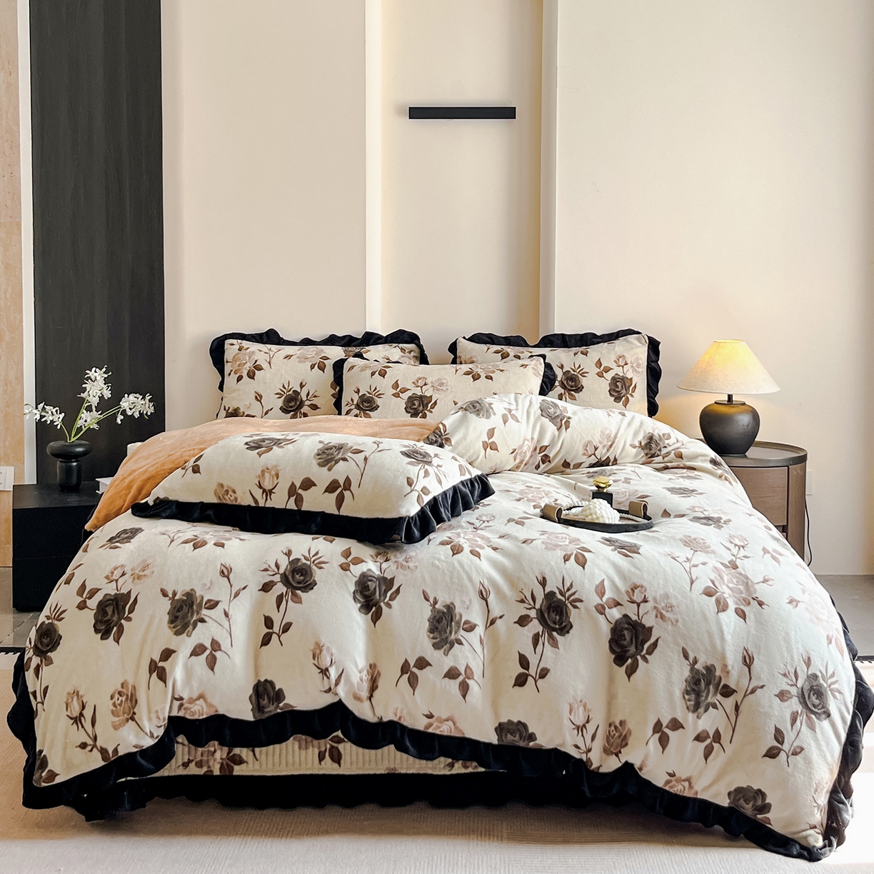 91家纺网 家纺一手货源 找家纺 安哆啦家纺 2025新款法式赫本风牛奶绒床盖四件套 玫瑰的诗