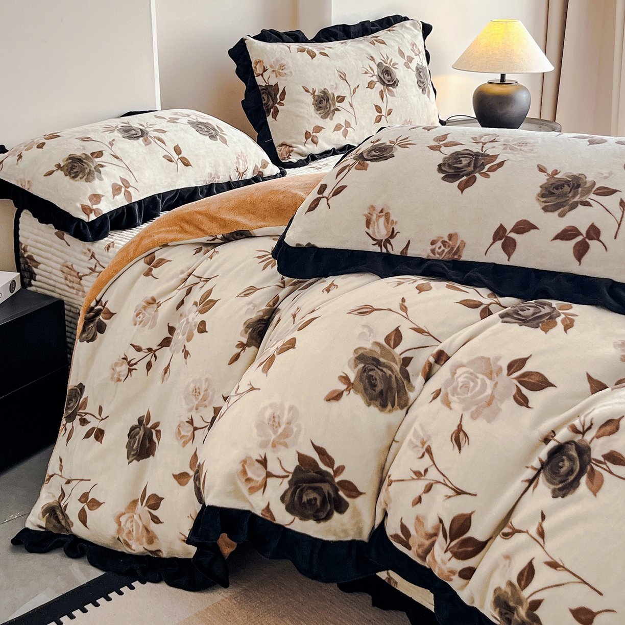 91家纺网 家纺一手货源 找家纺 安哆啦家纺 2025新款法式赫本风牛奶绒床盖四件套 玫瑰的诗