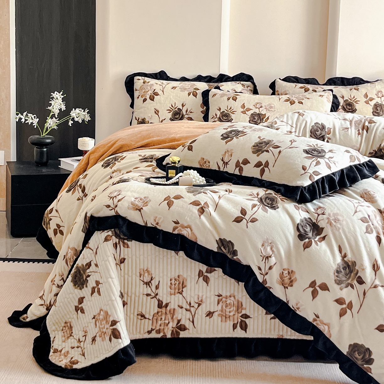 91家纺网 家纺一手货源 找家纺 安哆啦家纺 2025新款法式赫本风牛奶绒床盖四件套 玫瑰的诗