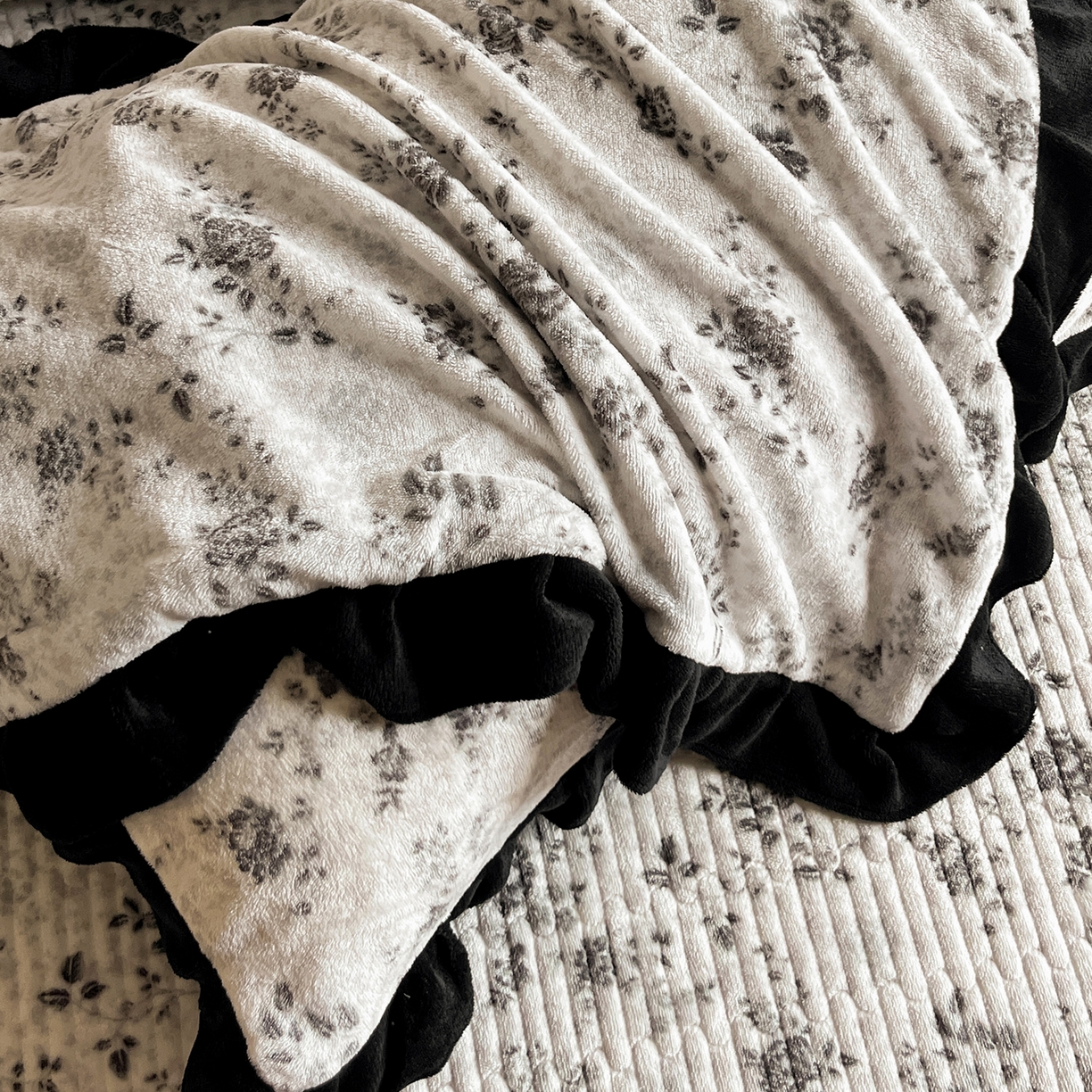 91家纺网 家纺一手货源 找家纺 安哆啦家纺 2025新款法式赫本风牛奶绒床盖四件套 星河入梦