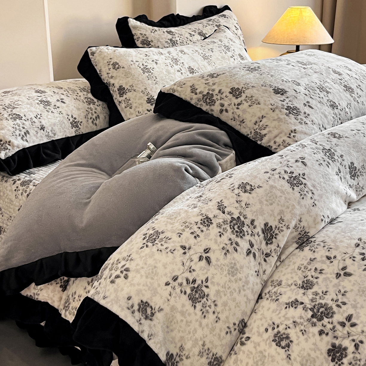 91家纺网 家纺一手货源 找家纺 安哆啦家纺 2025新款法式赫本风牛奶绒床盖四件套 星河入梦