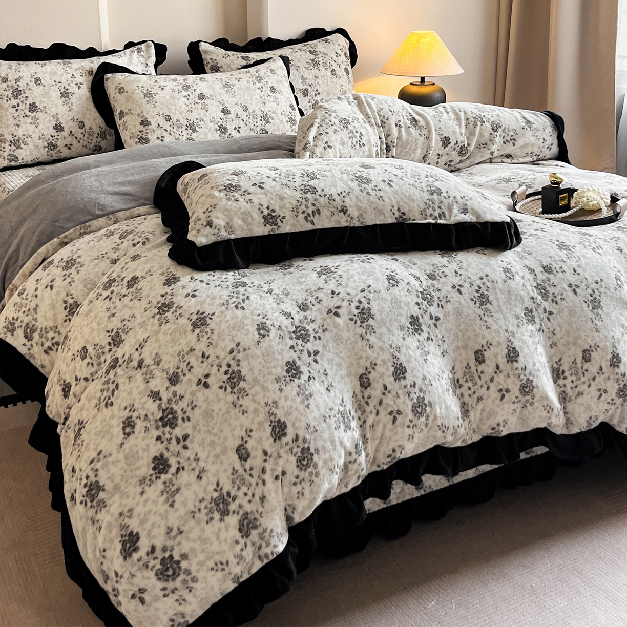 91家纺网 家纺一手货源 找家纺 安哆啦家纺 2025新款法式赫本风牛奶绒床盖四件套 星河入梦