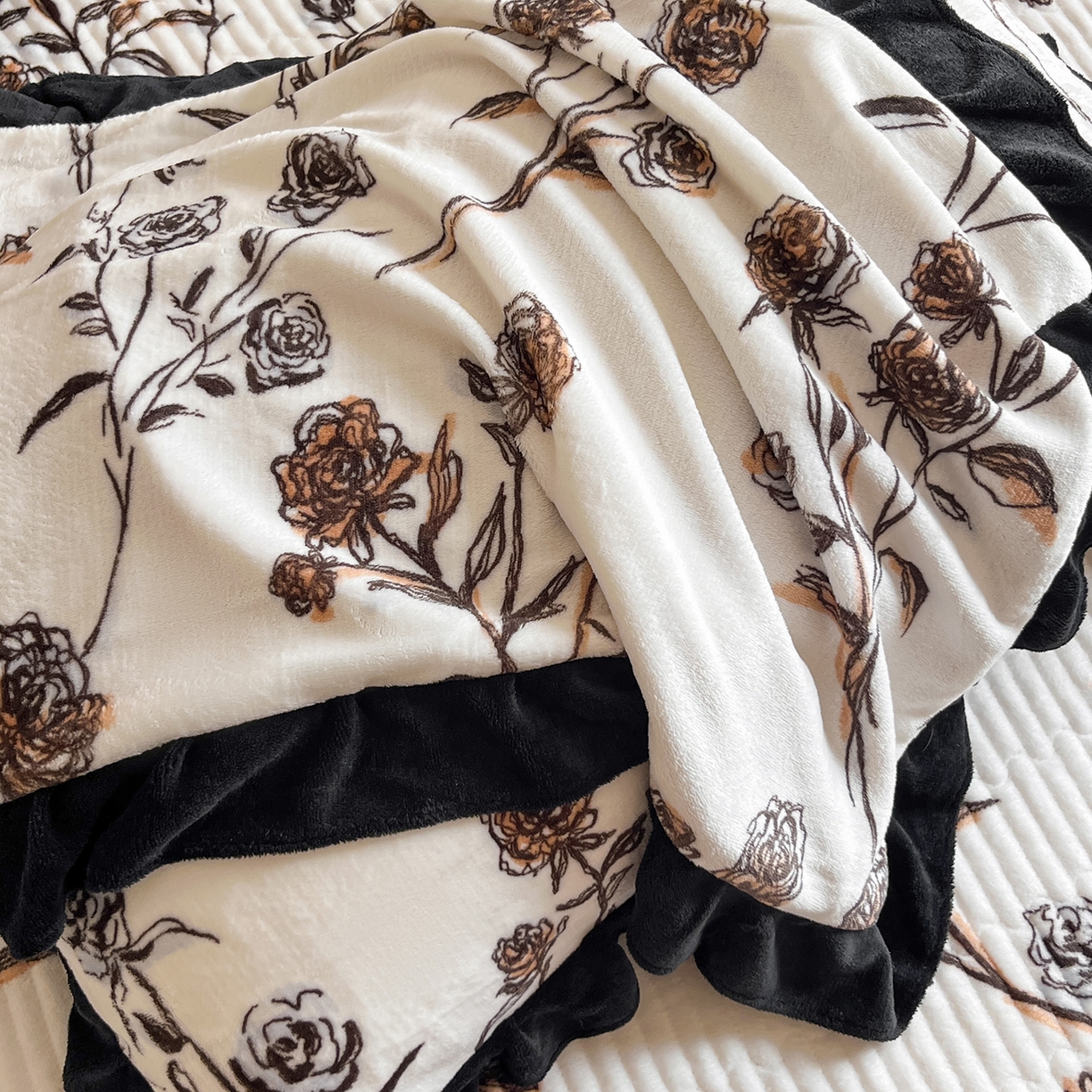 91家纺网 家纺一手货源 找家纺 安哆啦家纺 2025新款法式赫本风牛奶绒床盖四件套 叶璃