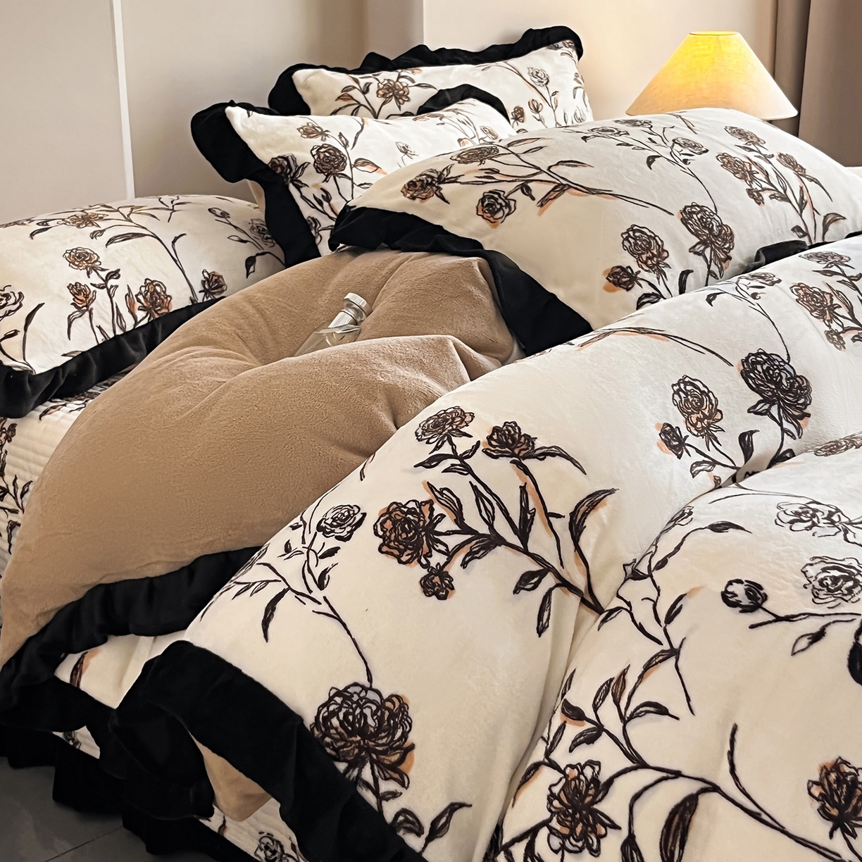 91家纺网 家纺一手货源 找家纺 安哆啦家纺 2025新款法式赫本风牛奶绒床盖四件套 叶璃