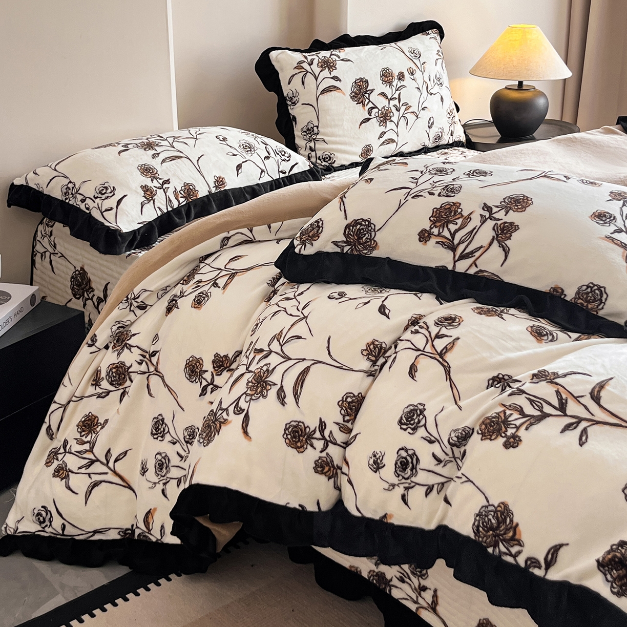 91家纺网 家纺一手货源 找家纺 安哆啦家纺 2025新款法式赫本风牛奶绒床盖四件套 叶璃