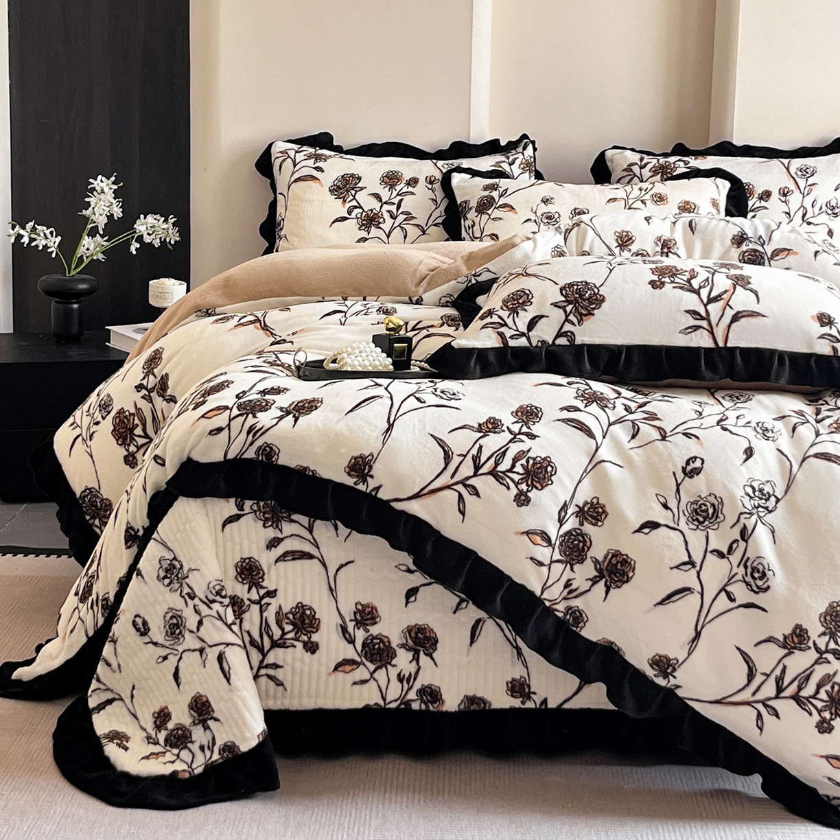 91家纺网 家纺一手货源 找家纺 安哆啦家纺 2025新款法式赫本风牛奶绒床盖四件套 叶璃