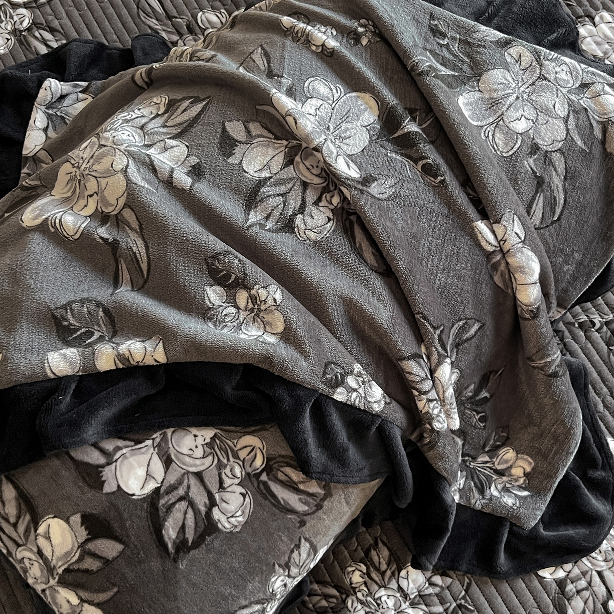 91家纺网 家纺一手货源 找家纺 安哆啦家纺 2025新款法式赫本风牛奶绒床盖四件套 夜幕里