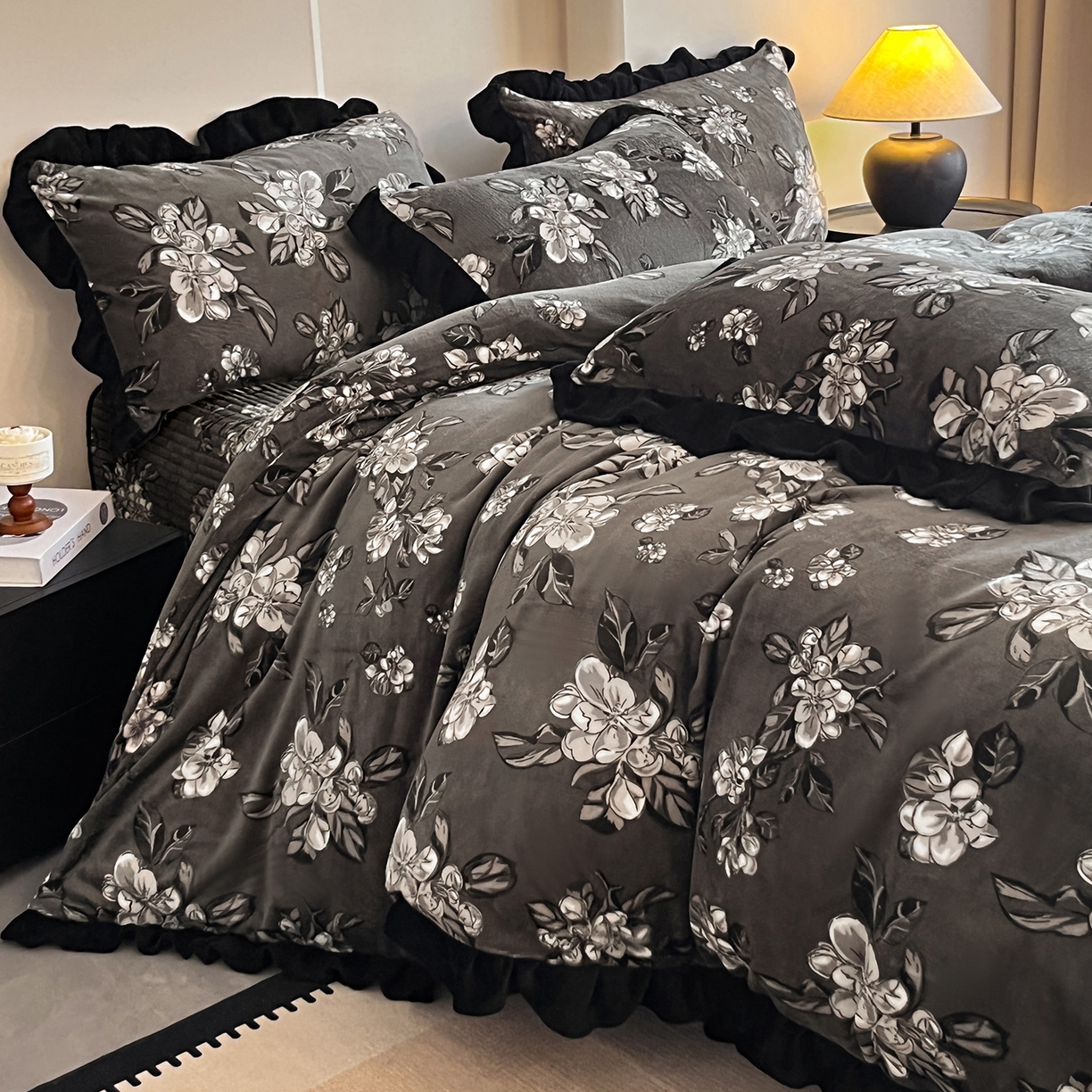 91家纺网 家纺一手货源 找家纺 安哆啦家纺 2025新款法式赫本风牛奶绒床盖四件套 夜幕里