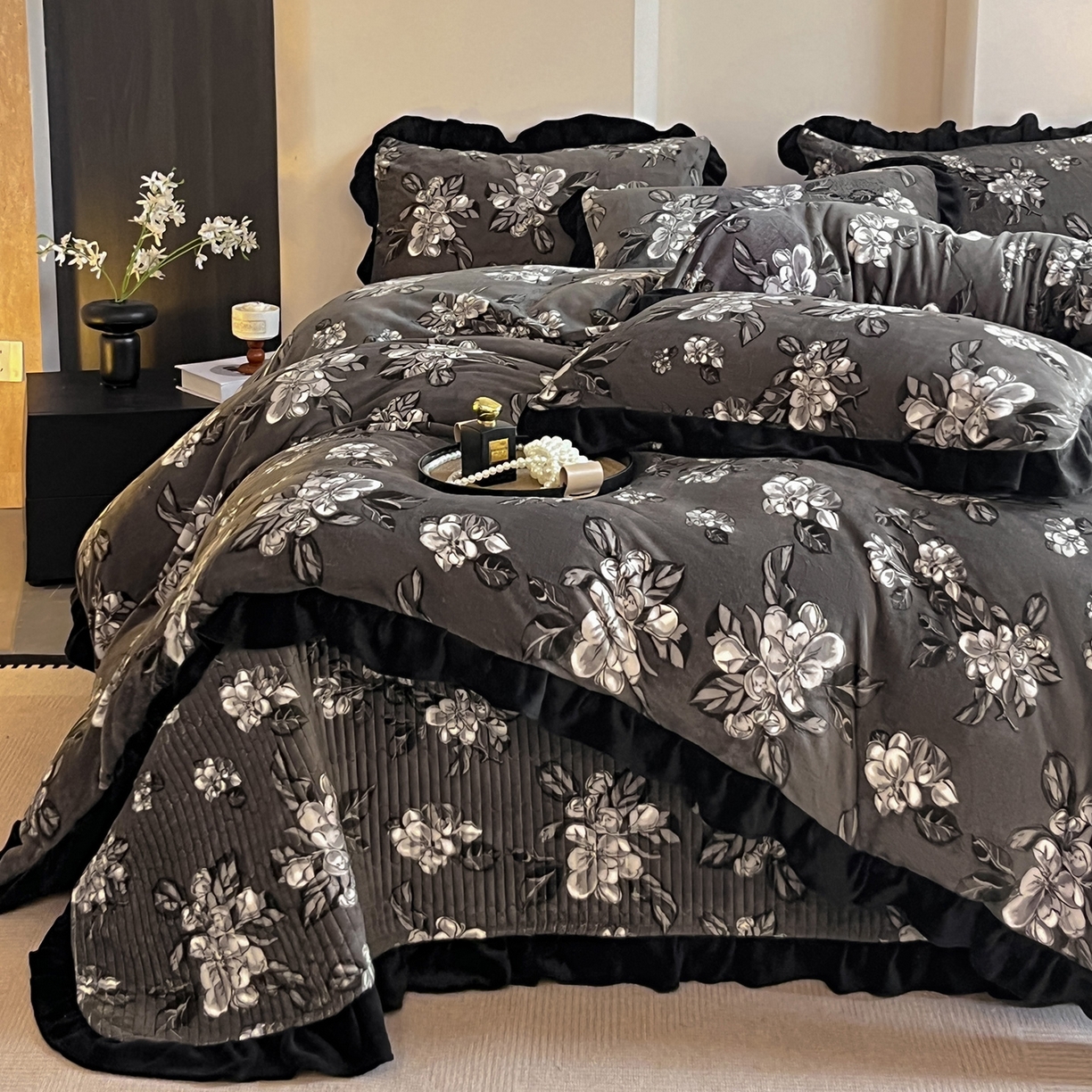 91家纺网 家纺一手货源 找家纺 安哆啦家纺 2025新款法式赫本风牛奶绒床盖四件套 夜幕里