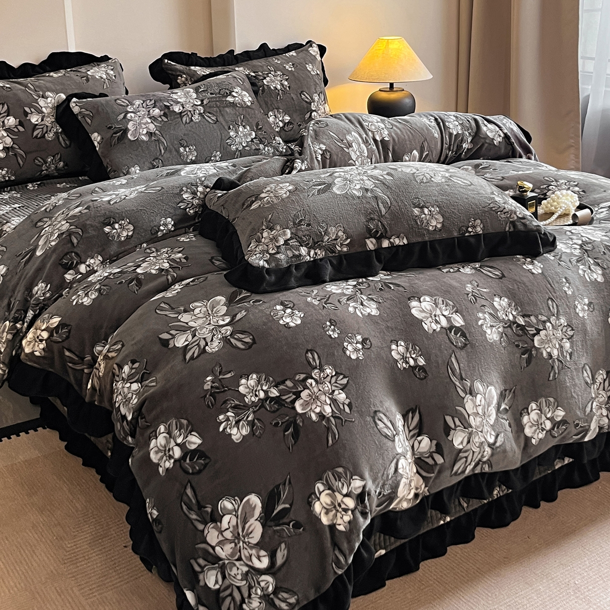 91家纺网 家纺一手货源 找家纺 安哆啦家纺 2025新款法式赫本风牛奶绒床盖四件套 夜幕里