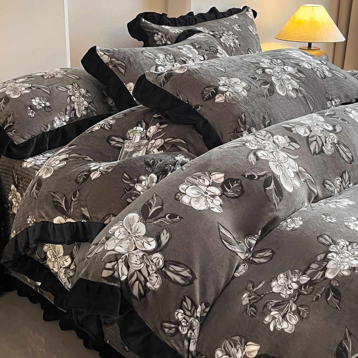 91家纺网 家纺一手货源 找家纺 安哆啦家纺 2025新款法式赫本风牛奶绒床盖四件套 夜幕里