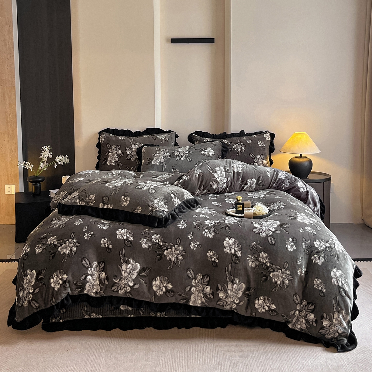 91家纺网 家纺一手货源 找家纺 安哆啦家纺 2025新款法式赫本风牛奶绒床盖四件套 夜幕里