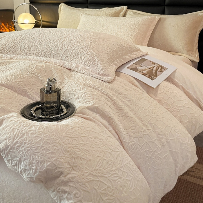 91家纺网 家纺一手货源 找家纺 凯罗 2025新款花卉系列高克重牛奶绒雕花四件套 漫可蕾丝-芝芝粉2