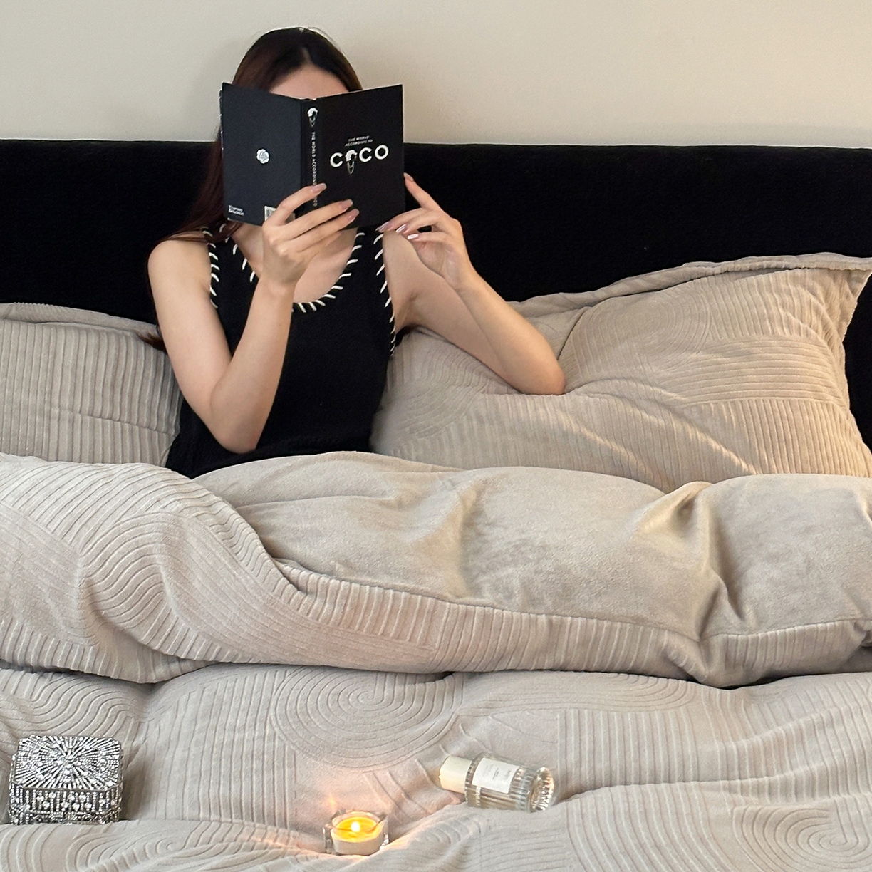 91家纺网 家纺一手货源 找家纺 凯罗 2025新款花卉系列高克重牛奶绒雕花四件套 夜曲-浅石灰