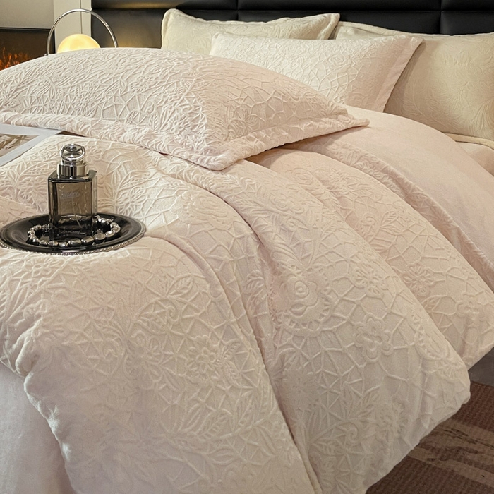 91家纺网 家纺一手货源 找家纺 凯罗 2025新款花卉系列高克重牛奶绒雕花四件套 漫可蕾丝-芝芝粉2