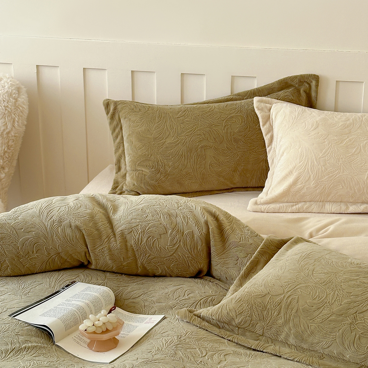 91家纺网 家纺一手货源 找家纺 凯罗 2025新款花卉系列高克重牛奶绒雕花四件套 卷草物语-芥末绿