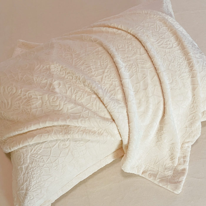 91家纺网 家纺一手货源 找家纺 凯罗 2025新款花卉系列高克重牛奶绒雕花四件套 漫可蕾丝-芝芝粉2