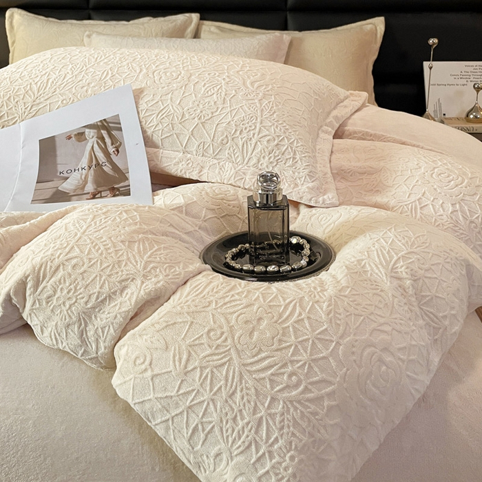 91家纺网 家纺一手货源 找家纺 凯罗 2025新款花卉系列高克重牛奶绒雕花四件套 漫可蕾丝-芝芝粉2