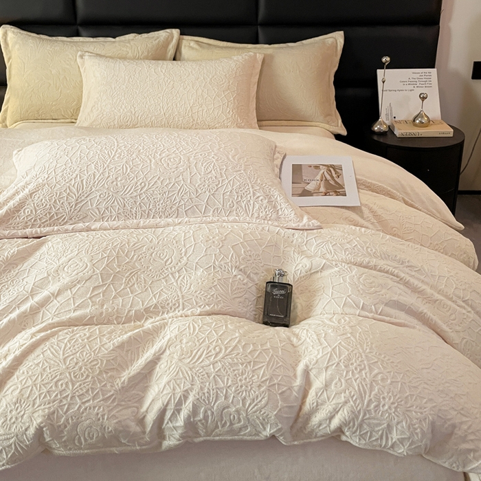 91家纺网 家纺一手货源 找家纺 凯罗 2025新款花卉系列高克重牛奶绒雕花四件套 漫可蕾丝-芝芝粉2