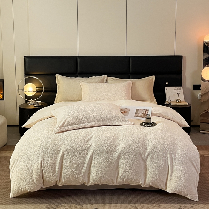 91家纺网 家纺一手货源 找家纺 凯罗 2025新款花卉系列高克重牛奶绒雕花四件套 漫可蕾丝-芝芝粉2