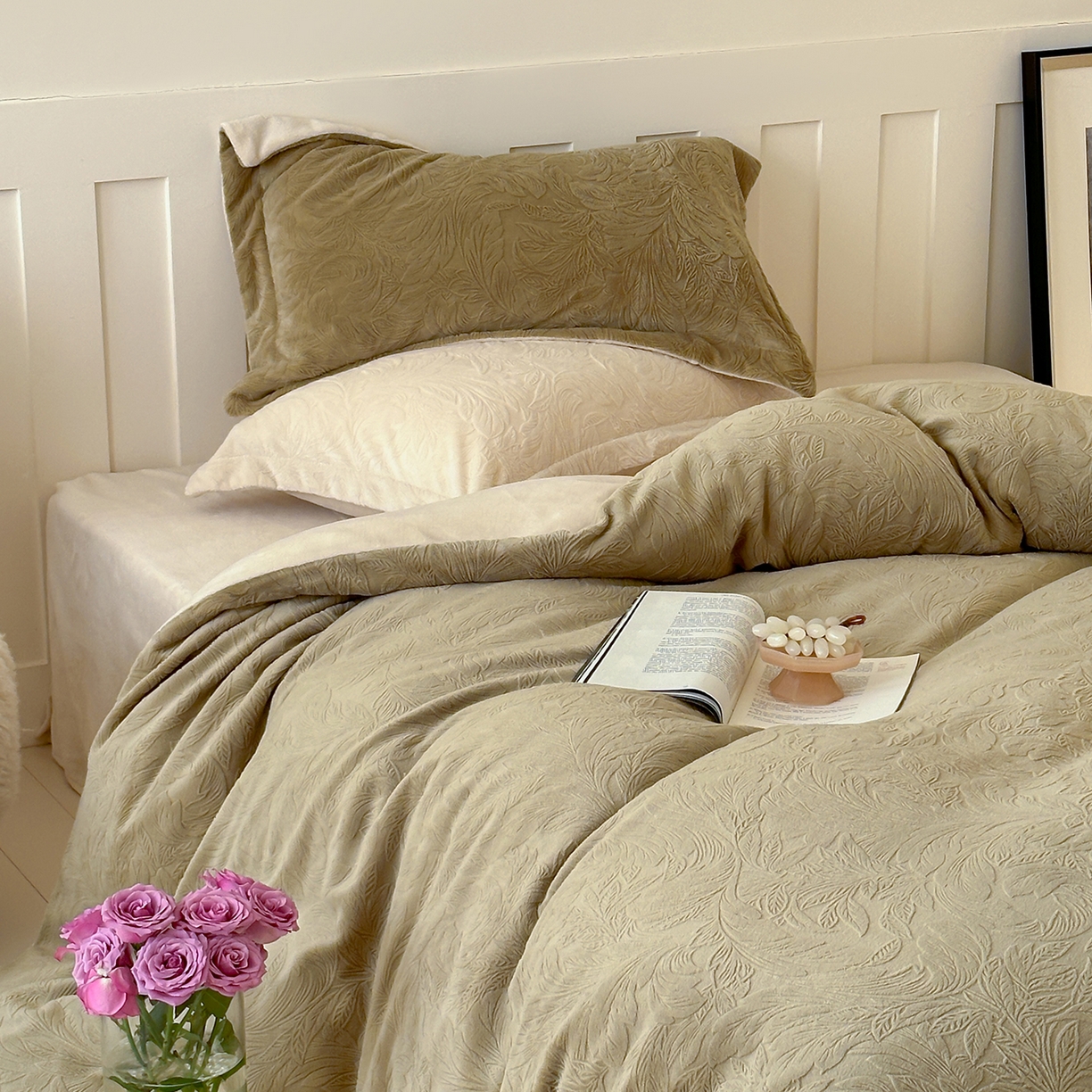 91家纺网 家纺一手货源 找家纺 凯罗 2025新款花卉系列高克重牛奶绒雕花四件套 卷草物语-芥末绿