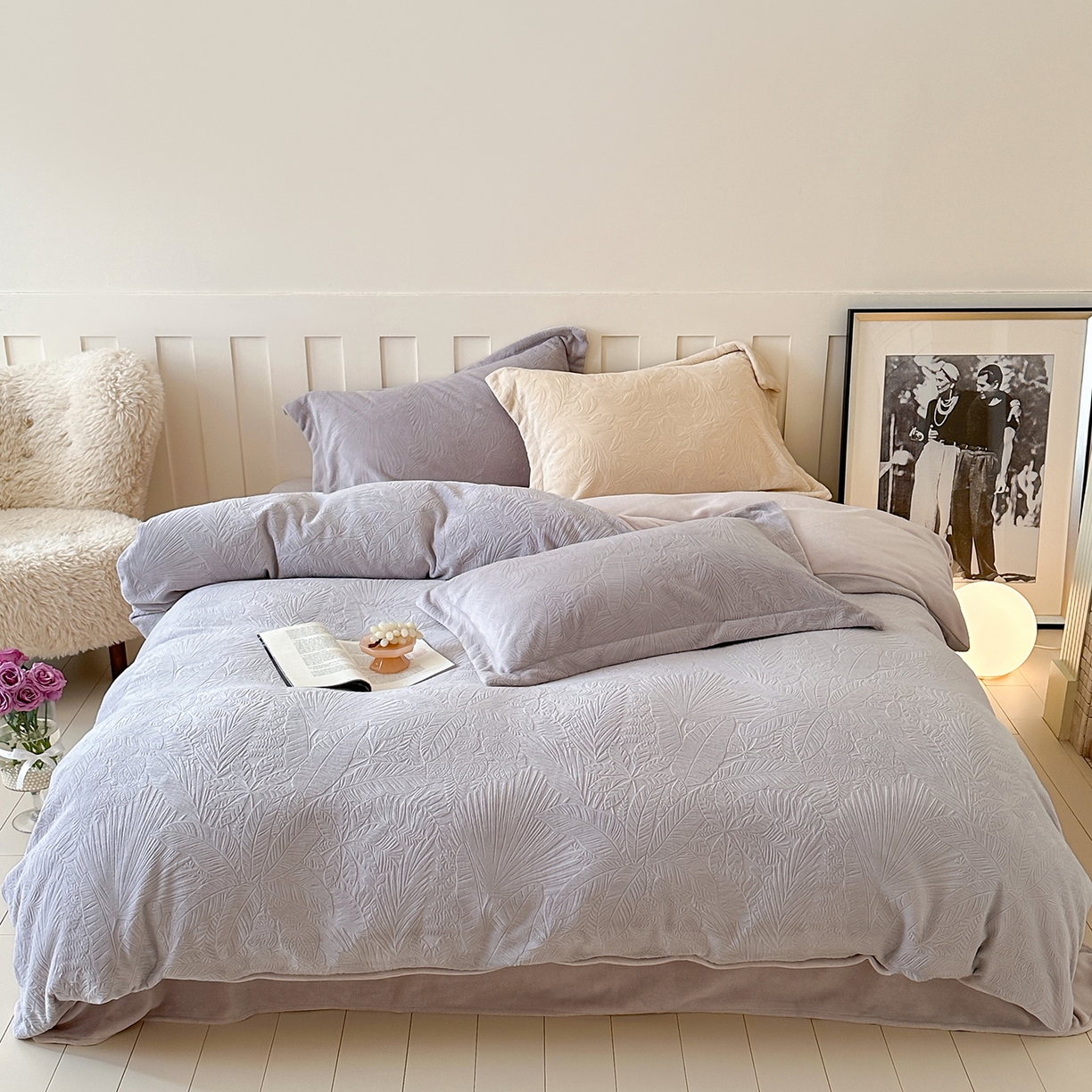 91家纺网 家纺一手货源 找家纺 凯罗 2025新款花卉系列高克重牛奶绒雕花四件套 丛林秘境-迷雾灰