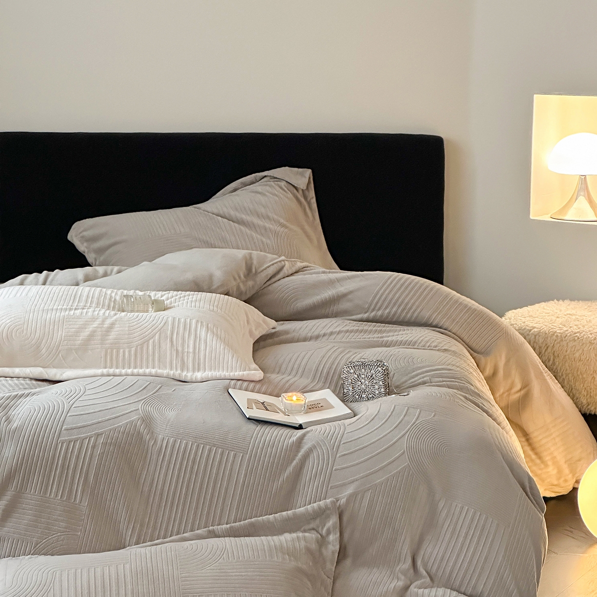 91家纺网 家纺一手货源 找家纺 凯罗 2025新款花卉系列高克重牛奶绒雕花四件套 夜曲-浅石灰