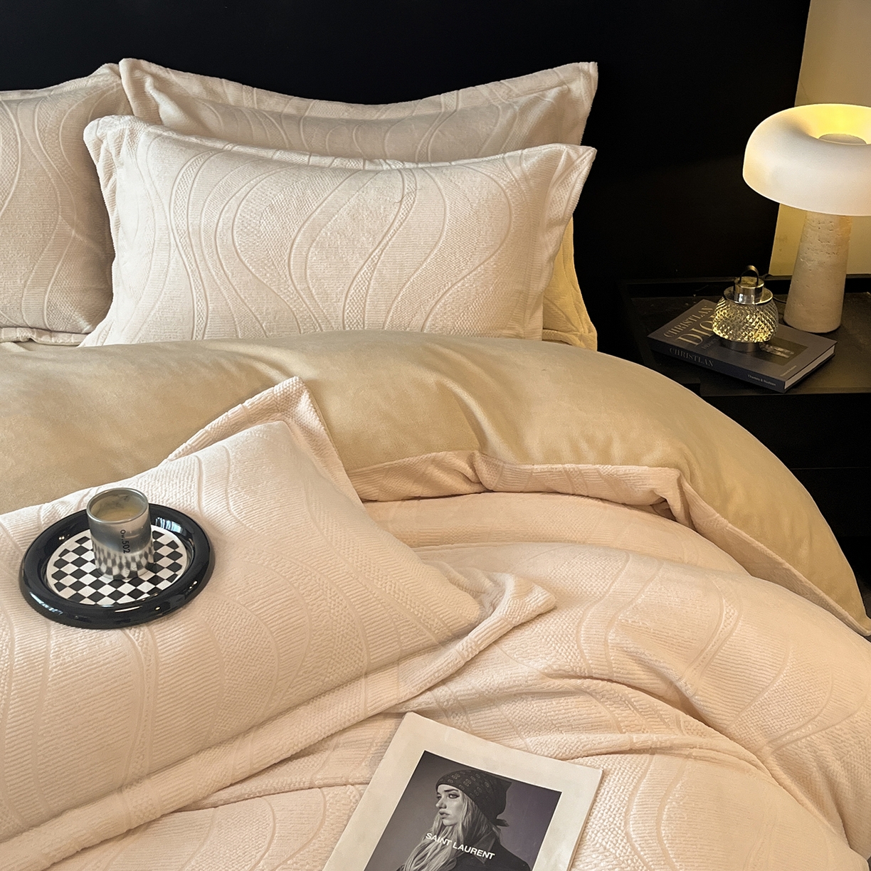 91家纺网 家纺一手货源 找家纺 凯罗 2025新款花卉系列高克重牛奶绒雕花四件套 摩卡-浅卡其