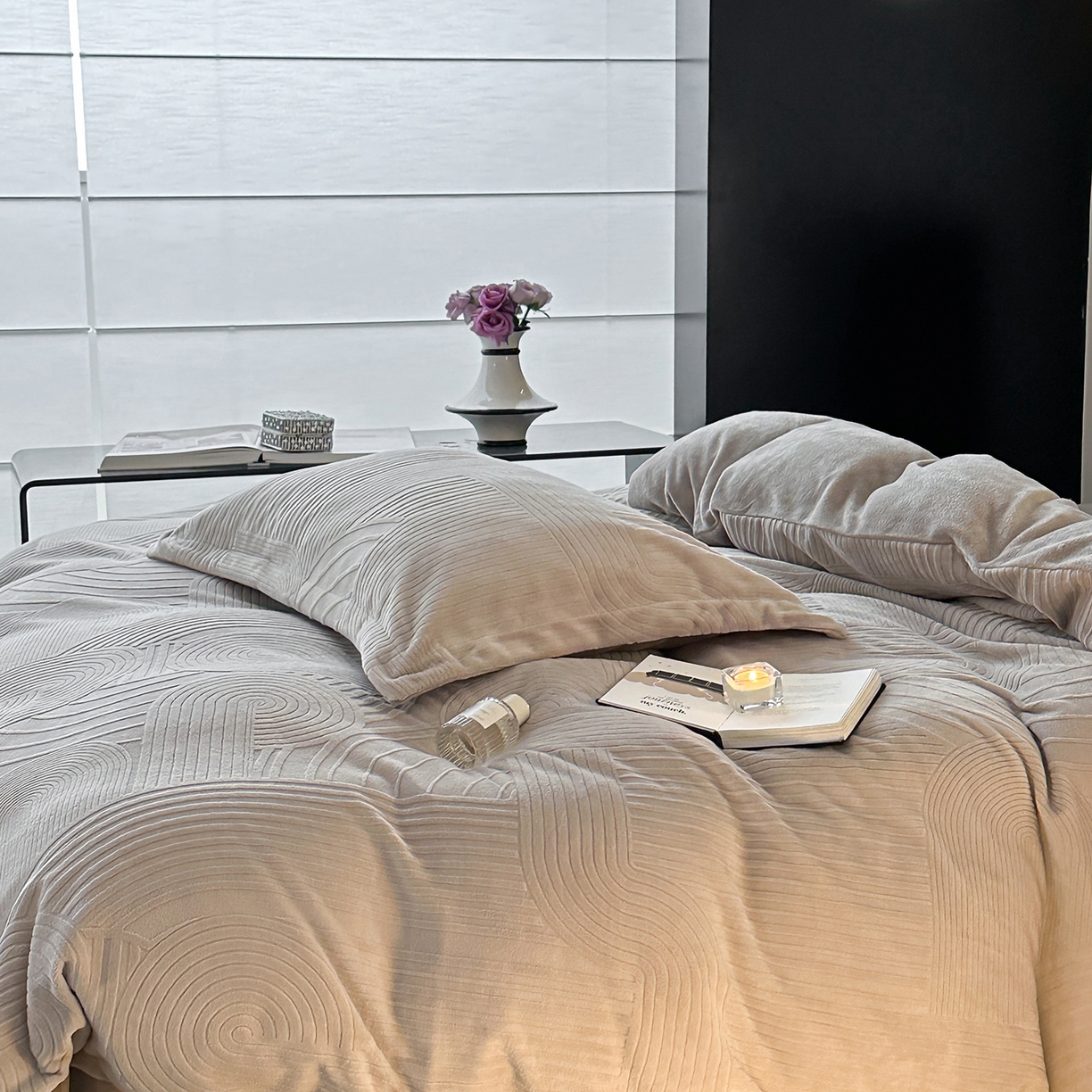 91家纺网 家纺一手货源 找家纺 凯罗 2025新款花卉系列高克重牛奶绒雕花四件套 夜曲-浅石灰