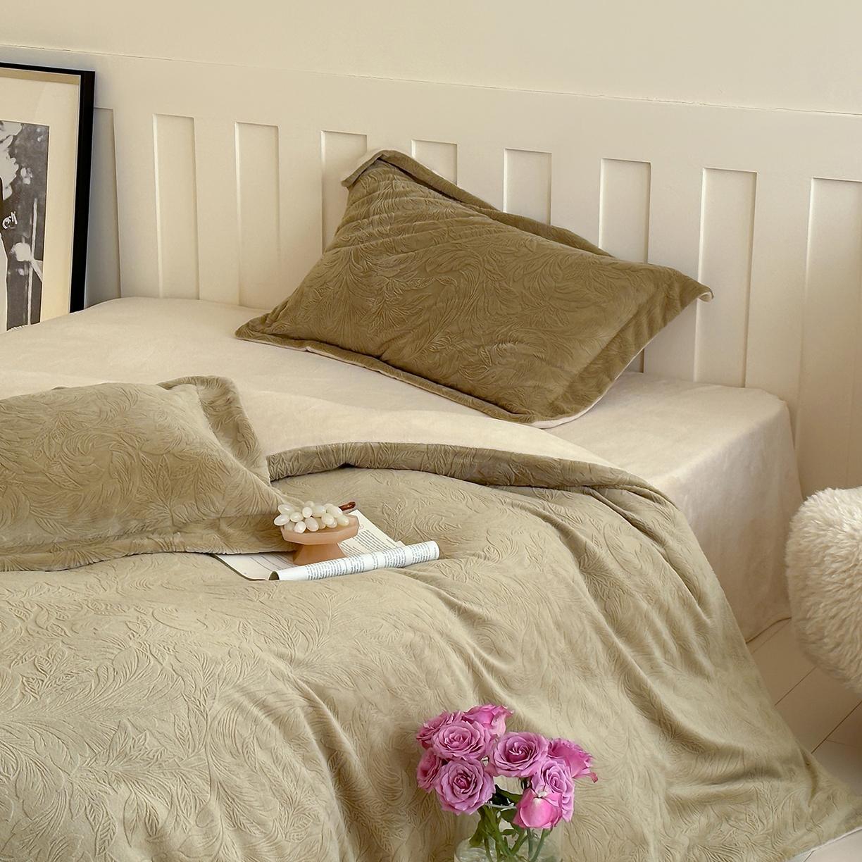 91家纺网 家纺一手货源 找家纺 凯罗 2025新款花卉系列高克重牛奶绒雕花四件套 卷草物语-芥末绿