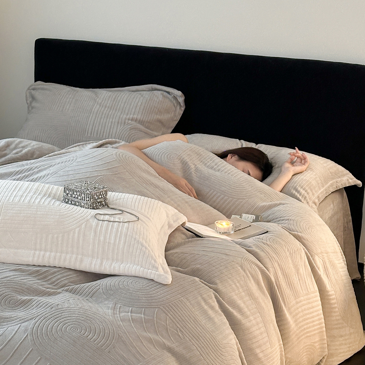 91家纺网 家纺一手货源 找家纺 凯罗 2025新款花卉系列高克重牛奶绒雕花四件套 夜曲-浅石灰