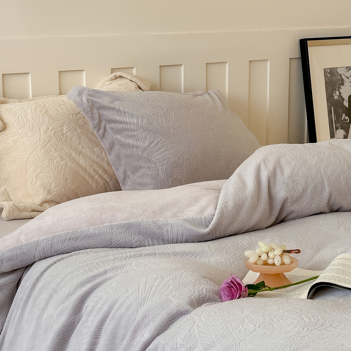 91家纺网 家纺一手货源 找家纺 凯罗 2025新款花卉系列高克重牛奶绒雕花四件套 丛林秘境-迷雾灰