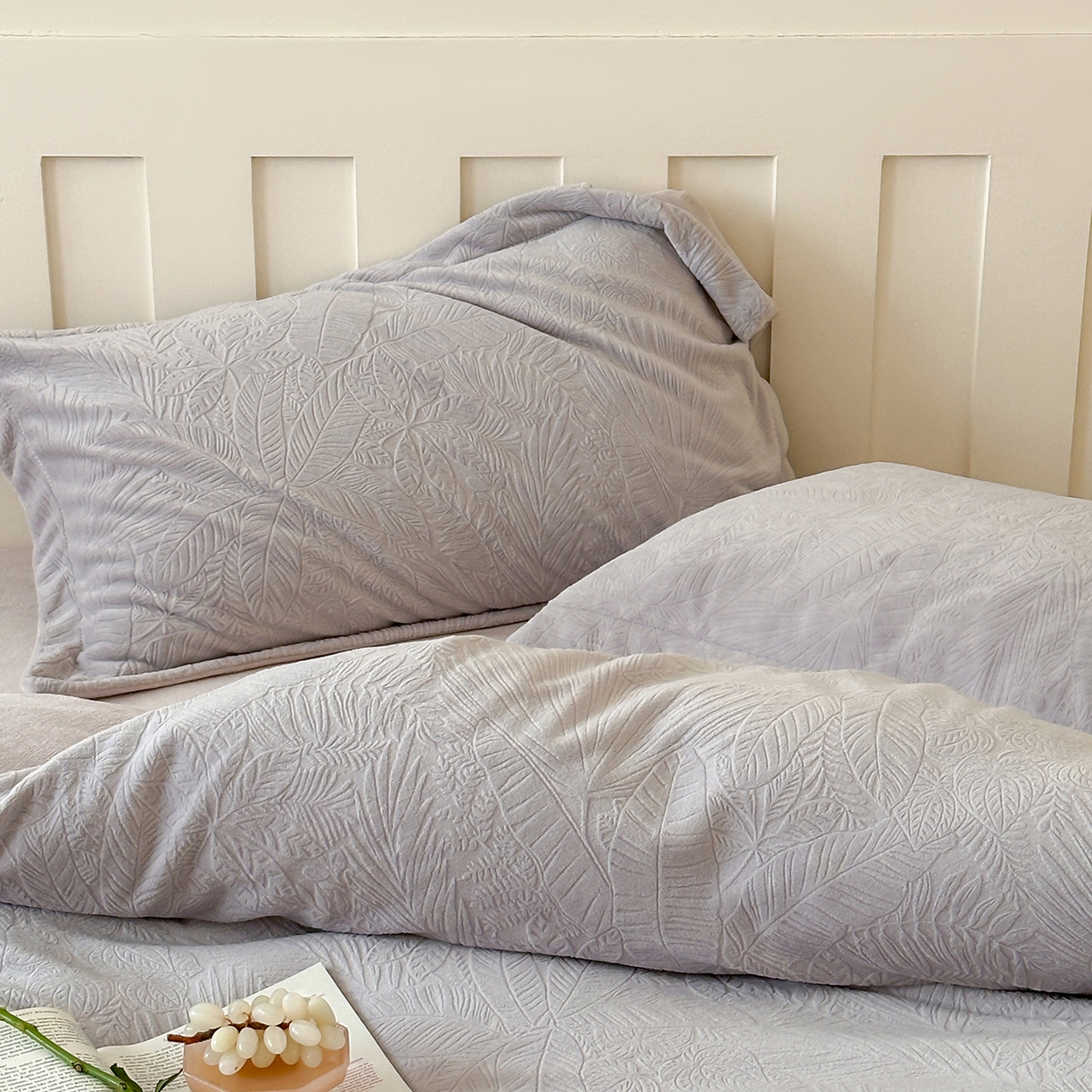 91家纺网 家纺一手货源 找家纺 凯罗 2025新款花卉系列高克重牛奶绒雕花四件套 丛林秘境-迷雾灰