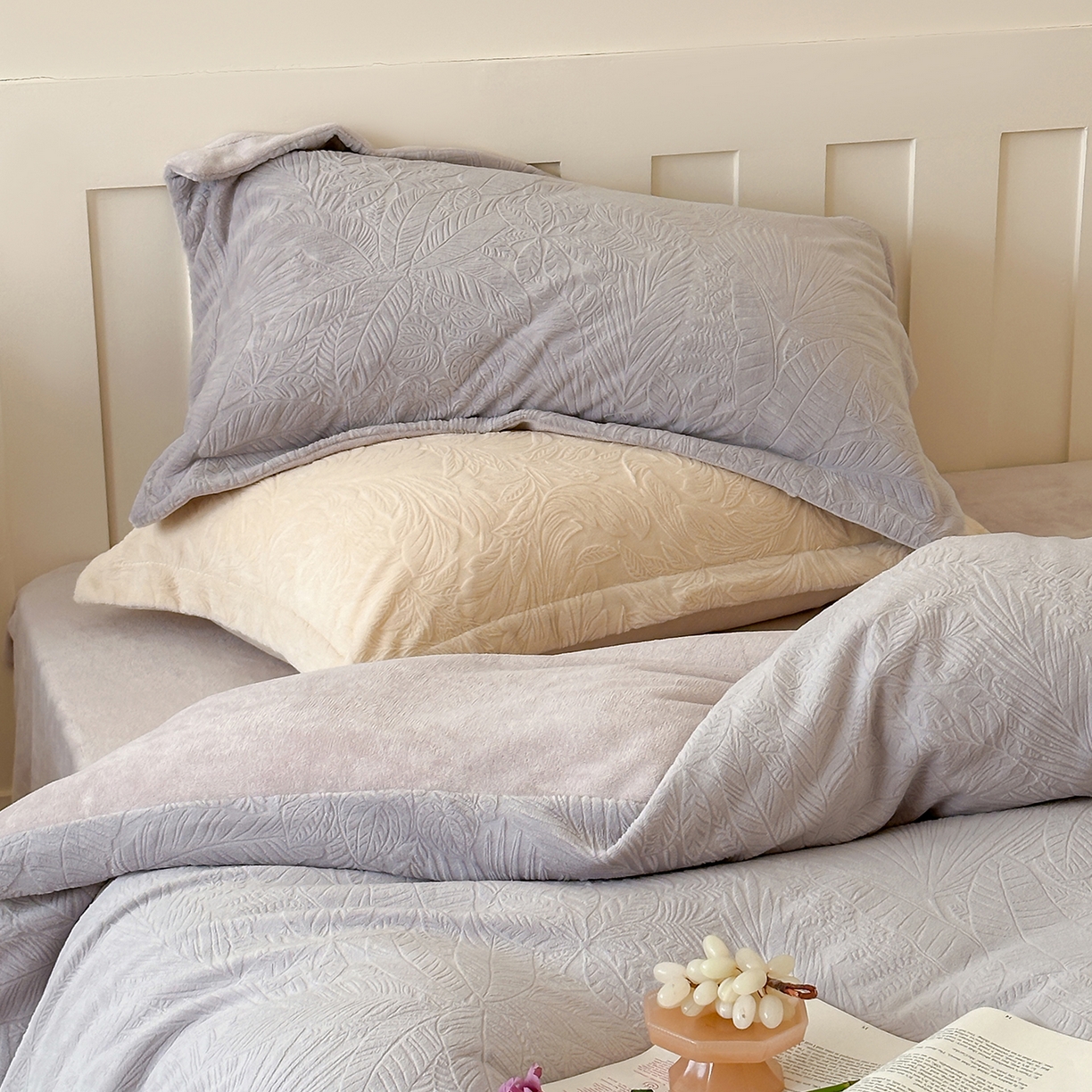 91家纺网 家纺一手货源 找家纺 凯罗 2025新款花卉系列高克重牛奶绒雕花四件套 丛林秘境-迷雾灰