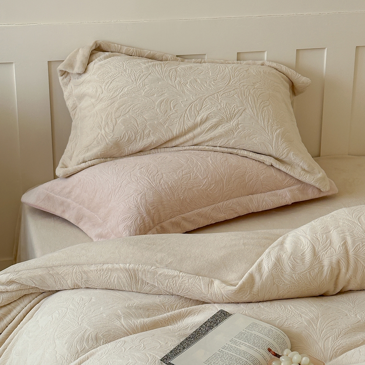 91家纺网 家纺一手货源 找家纺 凯罗 2025新款花卉系列高克重牛奶绒雕花四件套 卷草物语-奶油黄