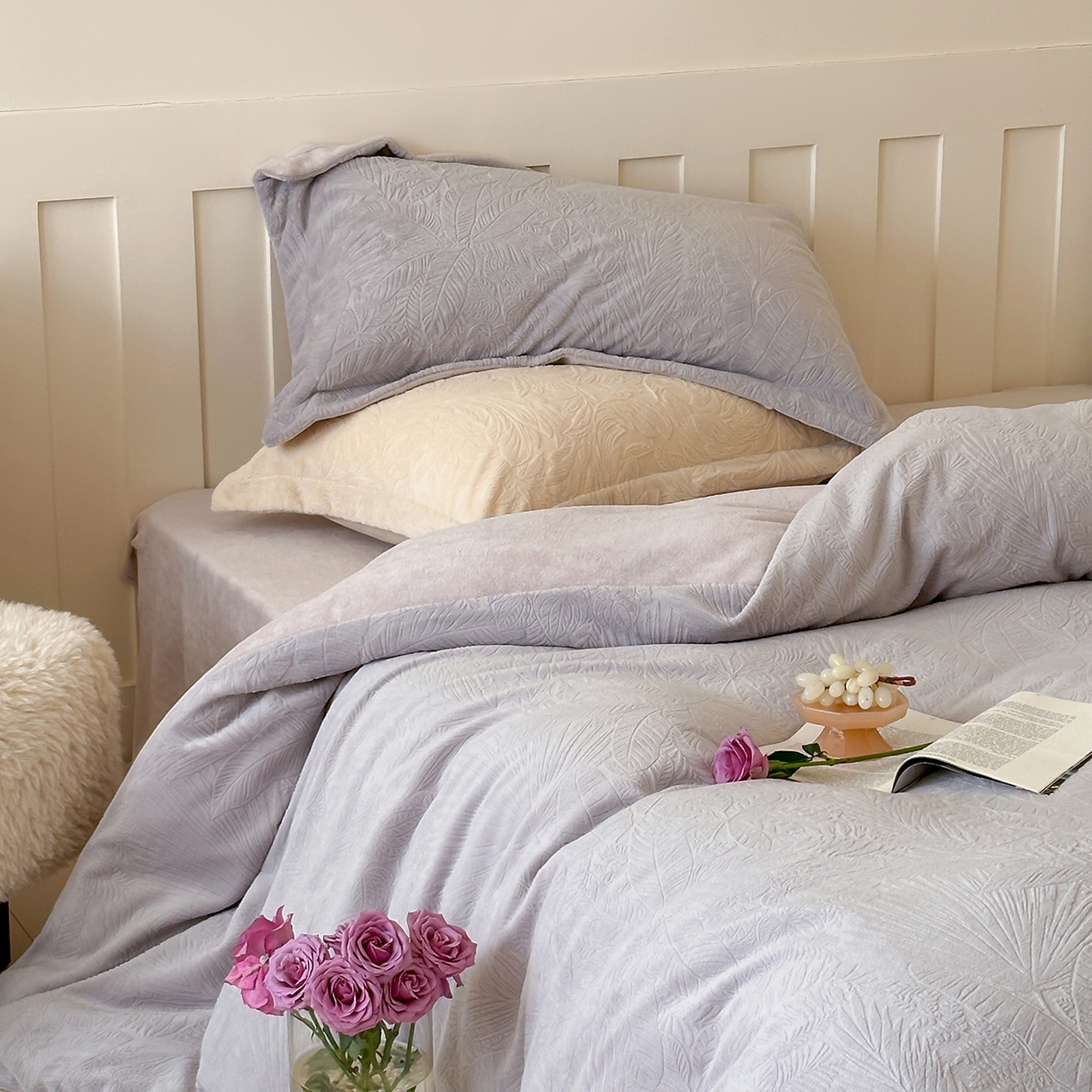 91家纺网 家纺一手货源 找家纺 凯罗 2025新款花卉系列高克重牛奶绒雕花四件套 丛林秘境-迷雾灰