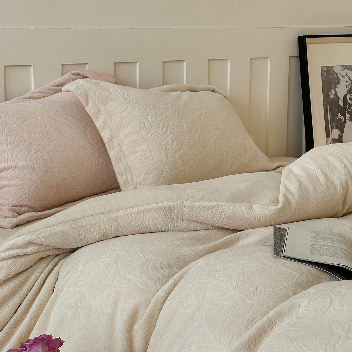 91家纺网 家纺一手货源 找家纺 凯罗 2025新款花卉系列高克重牛奶绒雕花四件套 卷草物语-奶油黄