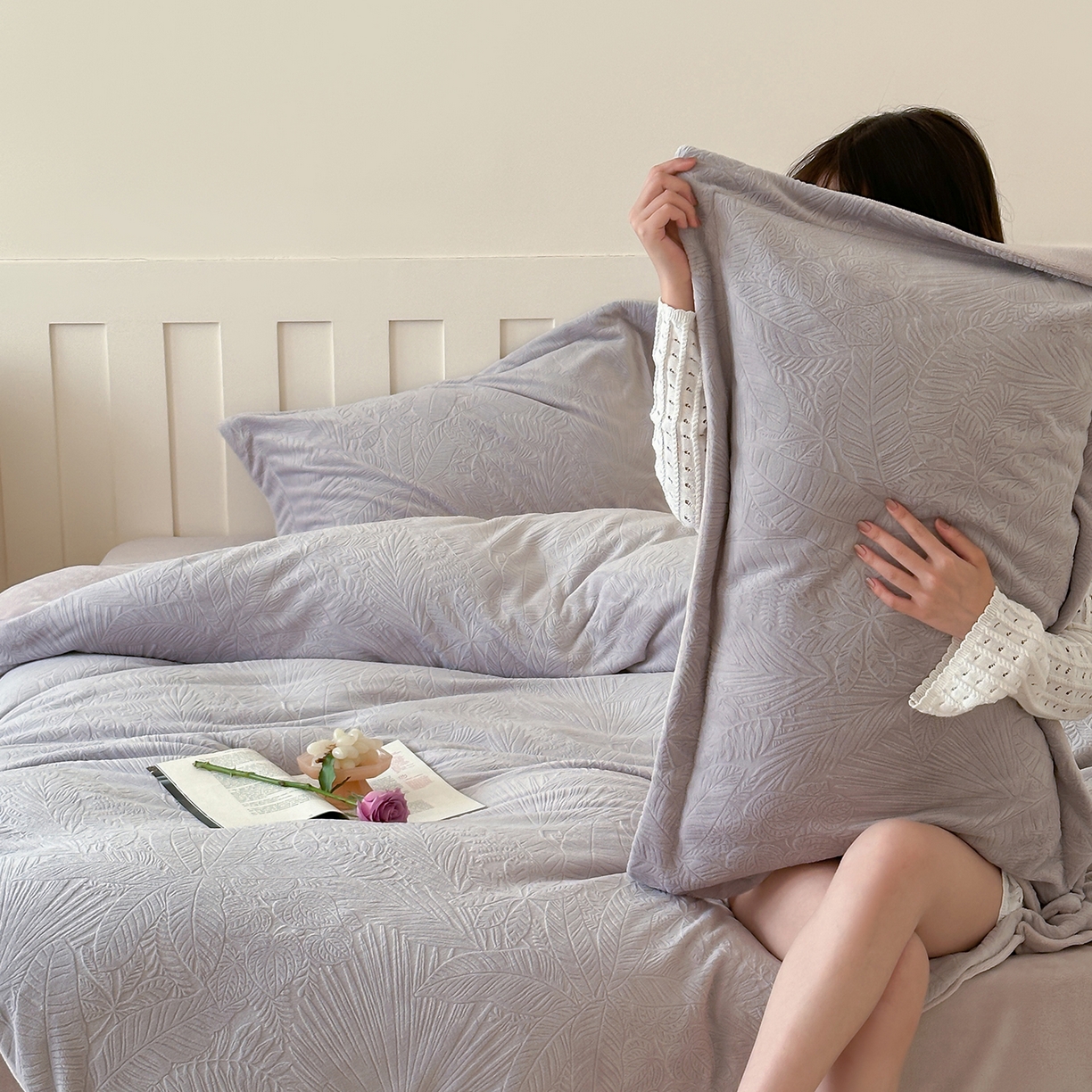 凯罗 2025新款花卉系列高克重牛奶绒雕花四件套 丛林秘境-迷雾灰