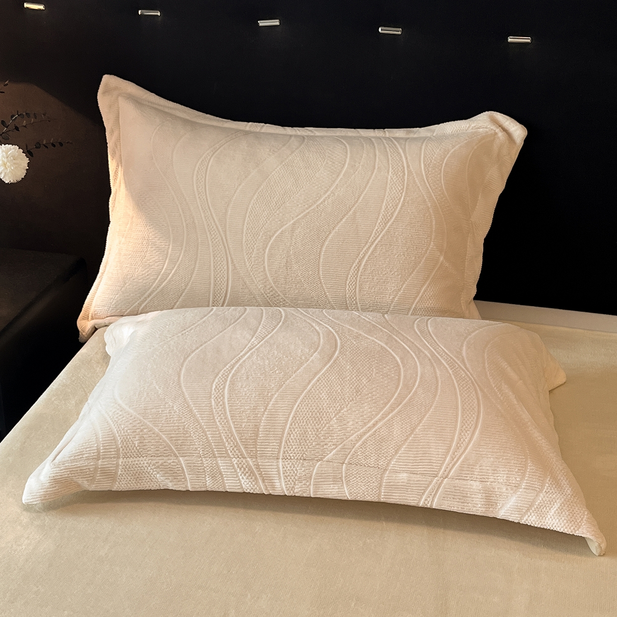 91家纺网 家纺一手货源 找家纺 凯罗 2025新款花卉系列高克重牛奶绒雕花四件套 摩卡-浅卡其