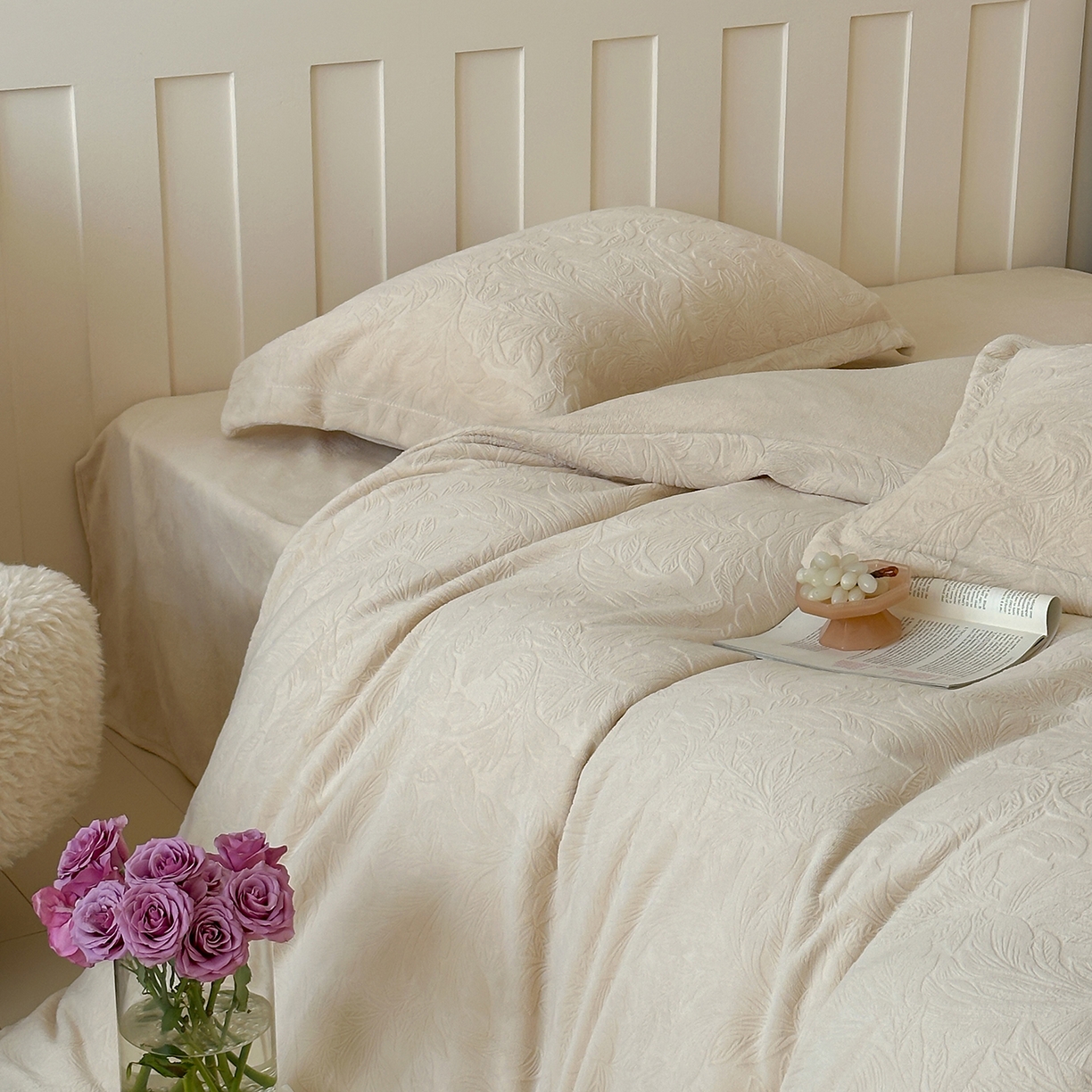 91家纺网 家纺一手货源 找家纺 凯罗 2025新款花卉系列高克重牛奶绒雕花四件套 卷草物语-奶油黄