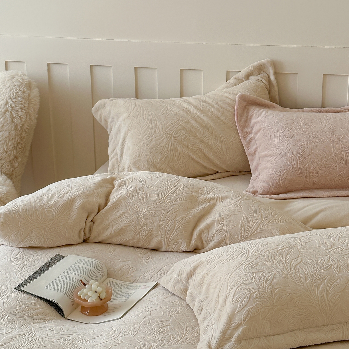 91家纺网 家纺一手货源 找家纺 凯罗 2025新款花卉系列高克重牛奶绒雕花四件套 卷草物语-奶油黄