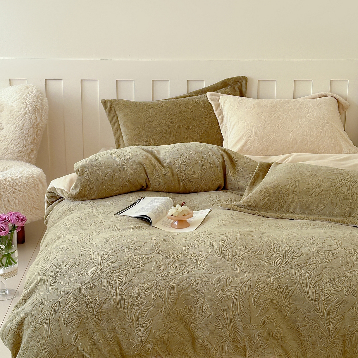 91家纺网 家纺一手货源 找家纺 凯罗 2025新款花卉系列高克重牛奶绒雕花四件套 卷草物语-芥末绿